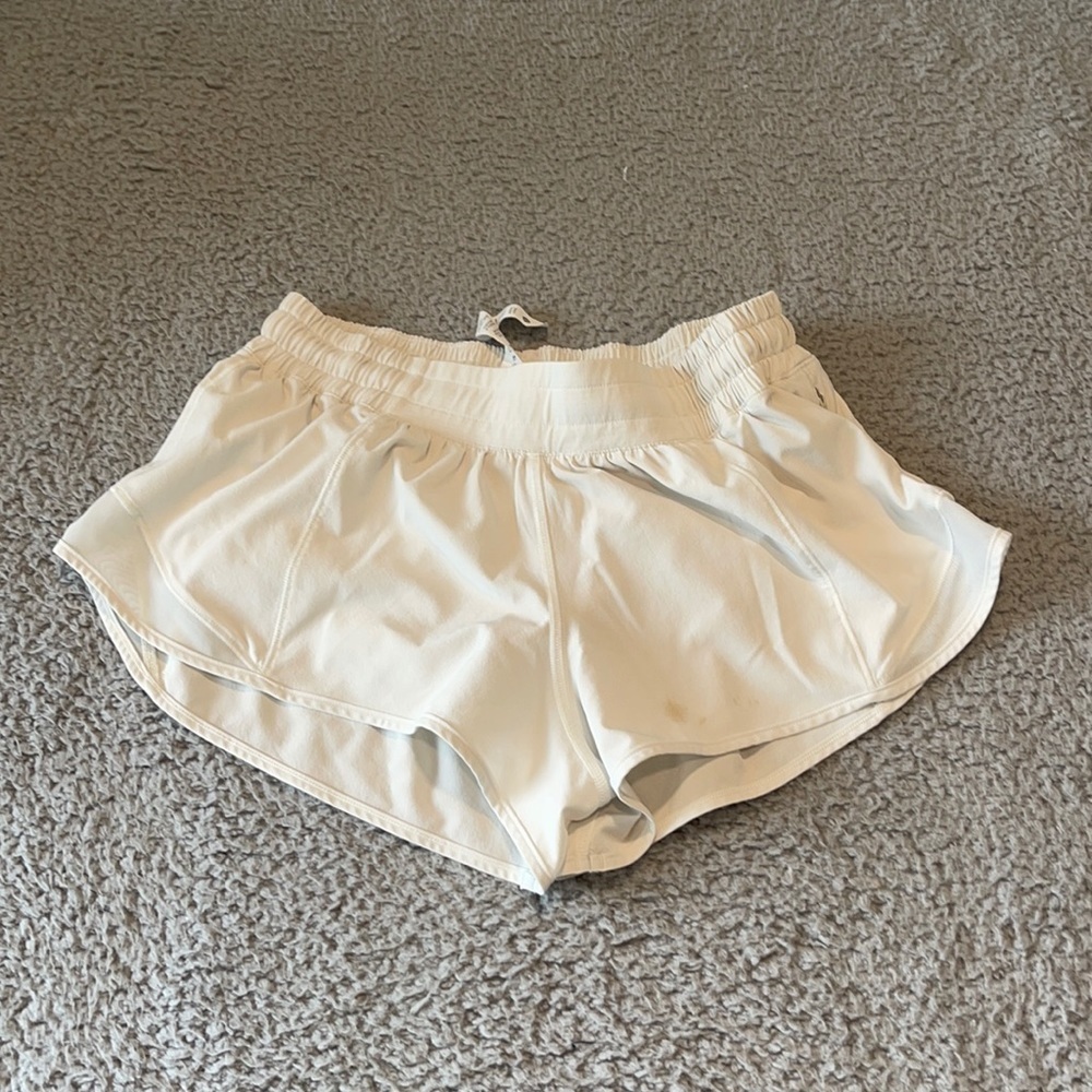 Lululemon Hotty Hot Low-Rise Lined Short 2.5"
Bone size 6